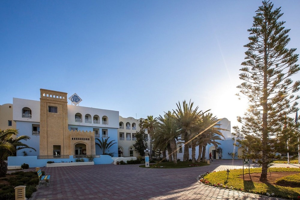 Calimera Yati Beach All Inclusive — Hotel building in Aghir, Medenine