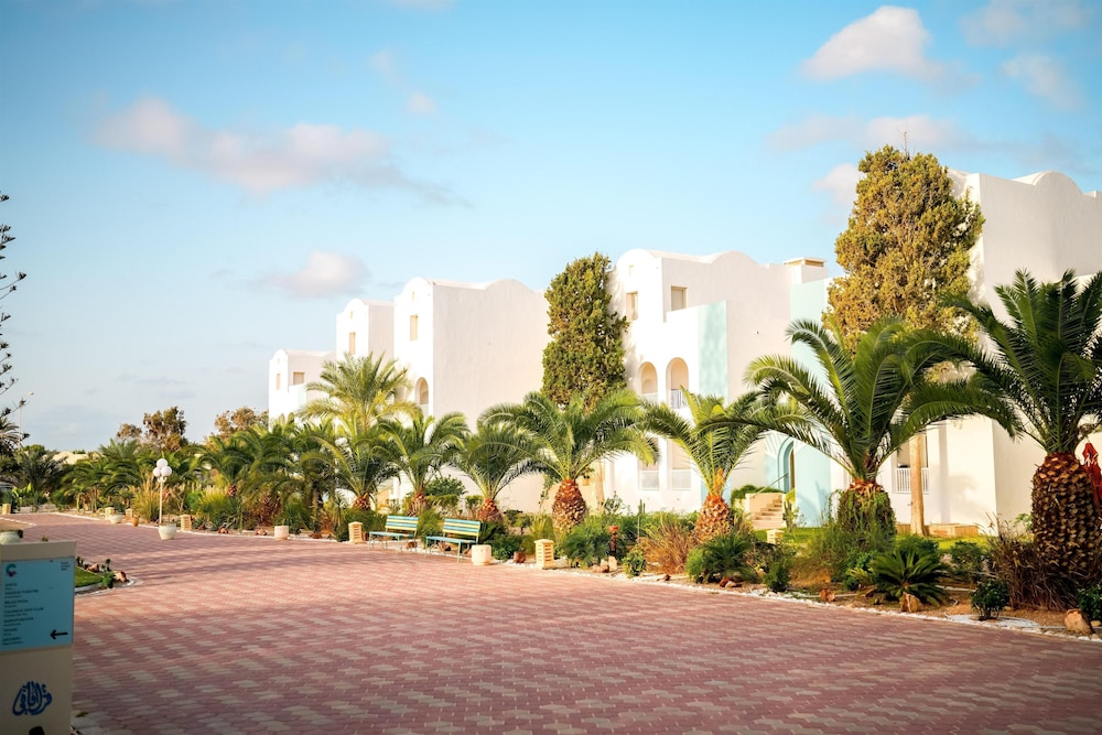 Calimera Yati Beach All Inclusive — Hotel building in Aghir, Medenine