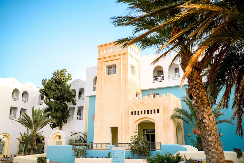 Calimera Yati Beach All Inclusive — Hotel building in Aghir, Medenine
