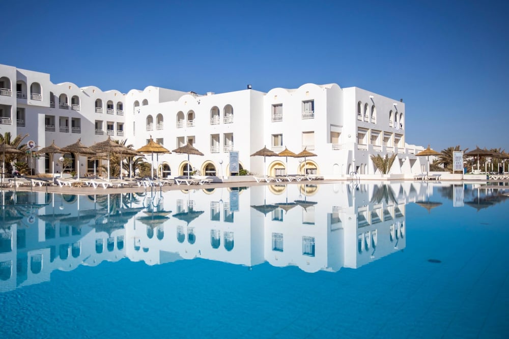 Calimera Yati Beach All Inclusive — Hotel building in Aghir, Medenine