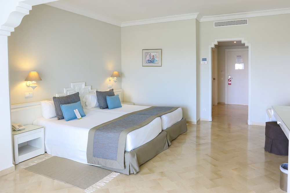 Royal Garden Palace (Families and Couples) — Hotel rooms in Aghir, Medenine