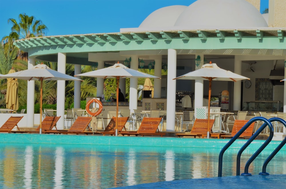 Royal Garden Palace (Families and Couples) — Swimming pool in Aghir, Medenine