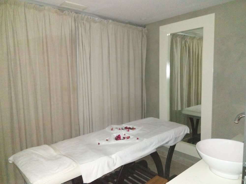 Royal Garden Palace (Families and Couples) — Hotel rooms in Aghir, Medenine