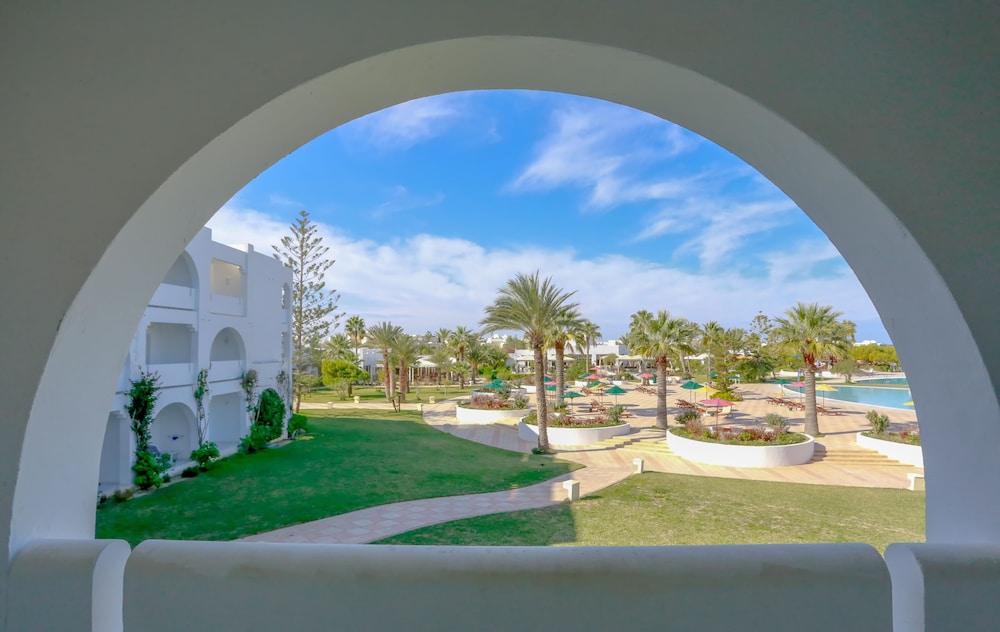 Djerba Plaza Thalasso & Spa — Hotel building in Aghir, Medenine
