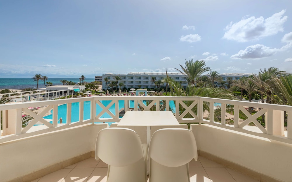 Radisson Blu Athénée Palace Resort & Thalasso, Djerba — Swimming pool in Mezraya, Medenine