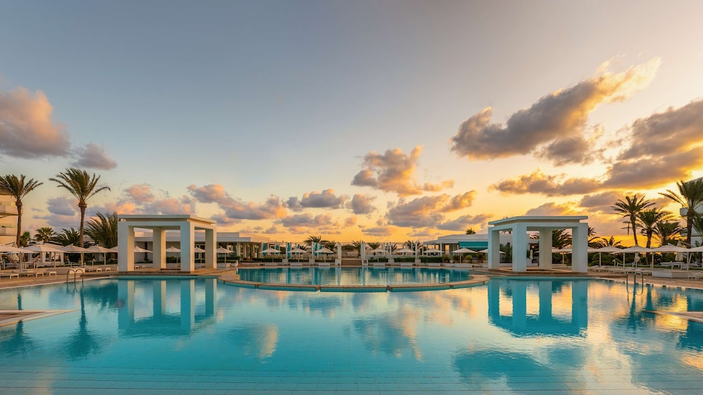 Radisson Blu Athénée Palace Resort & Thalasso, Djerba — Swimming pool in Mezraya, Medenine