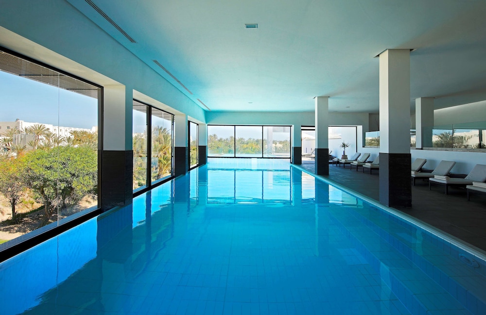 Radisson Blu Athénée Palace Resort & Thalasso, Djerba — Swimming pool in Mezraya, Medenine