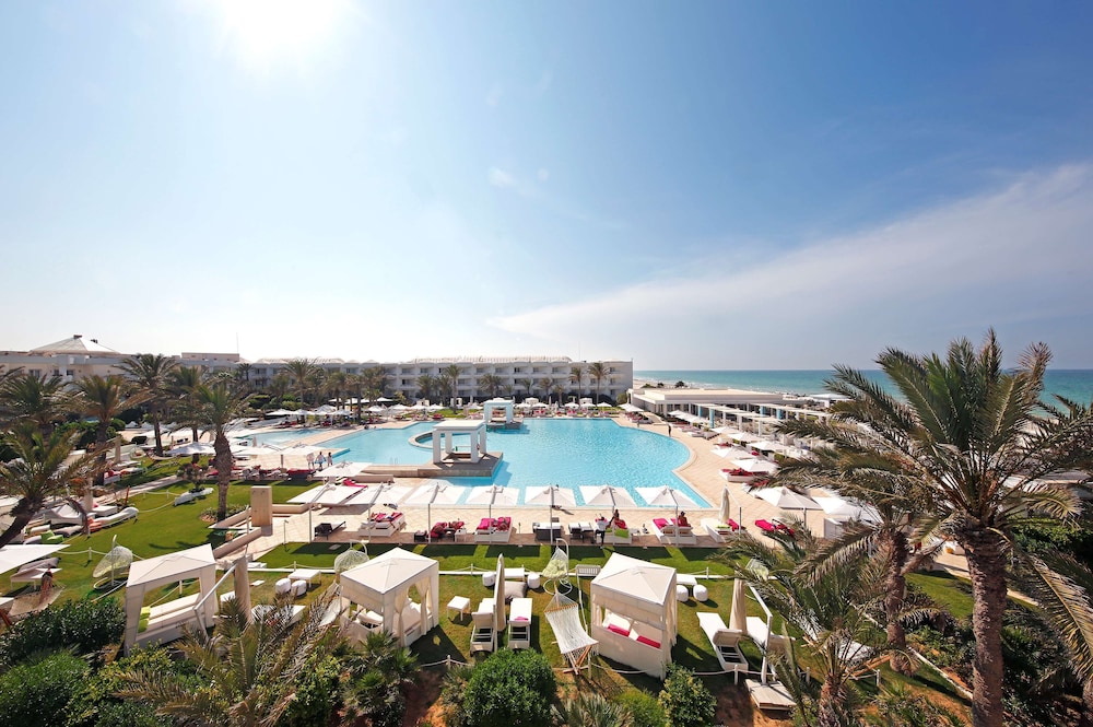 Radisson Blu Athénée Palace Resort & Thalasso, Djerba — Swimming pool in Mezraya, Medenine
