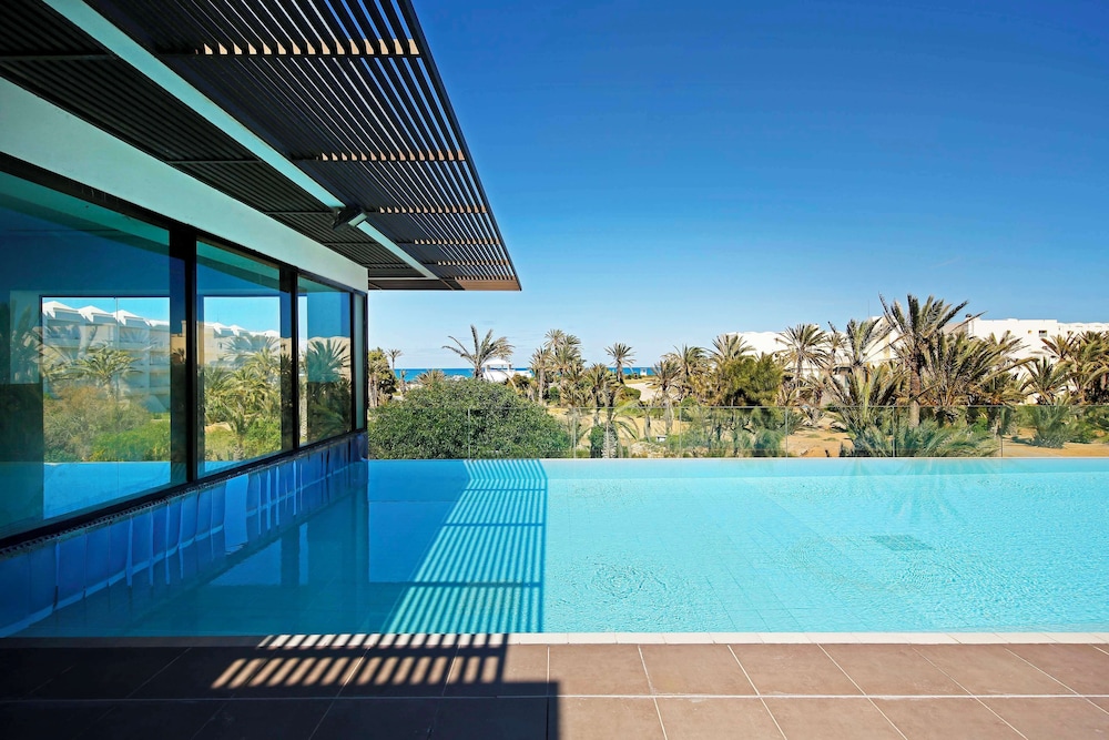 Radisson Blu Athénée Palace Resort & Thalasso, Djerba — Swimming pool in Mezraya, Medenine