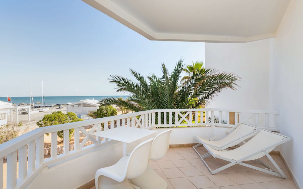 Radisson Blu Athénée Palace Resort & Thalasso, Djerba — Beach in Mezraya, Medenine