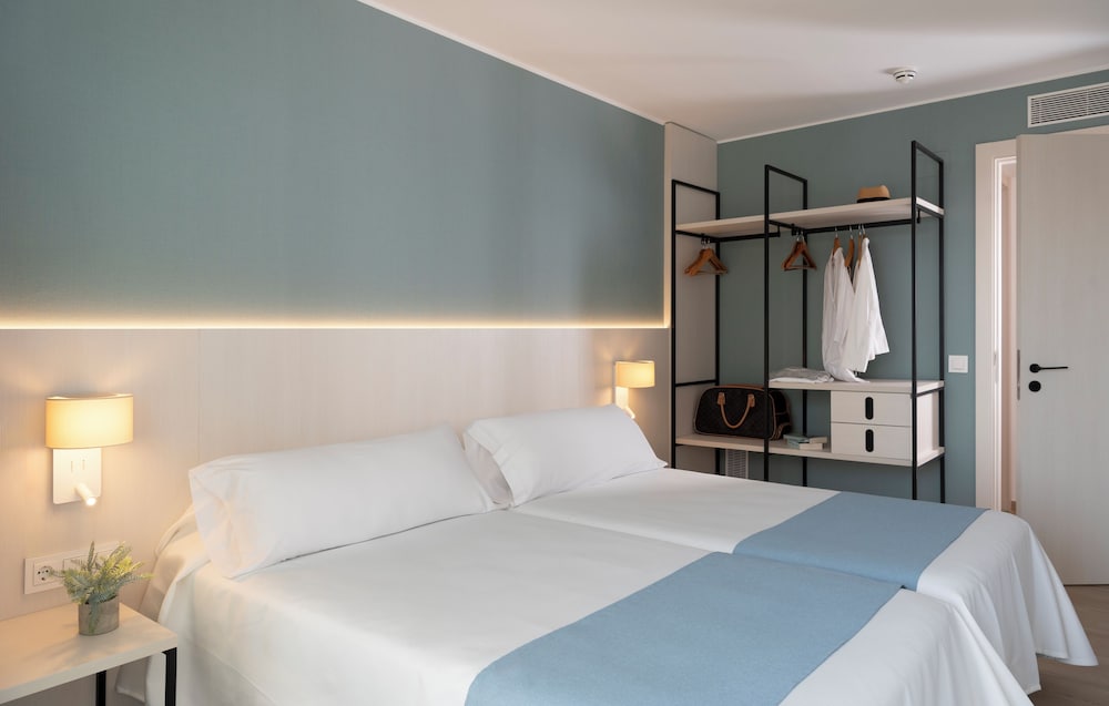 Costa Encantada Suites & Resort — Hotel rooms in Lloret de Mar, Catalonia