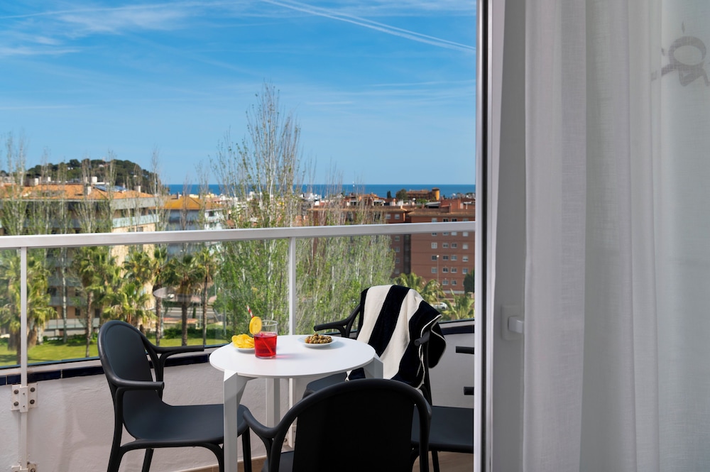 Costa Encantada Suites & Resort — Hotel rooms in Lloret de Mar, Catalonia