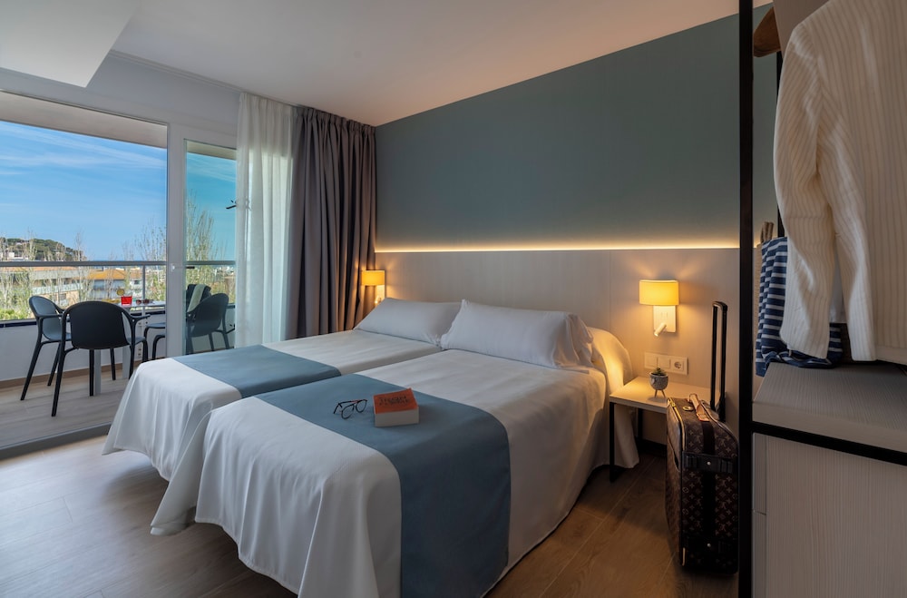 Costa Encantada Suites & Resort — Hotel rooms in Lloret de Mar, Catalonia