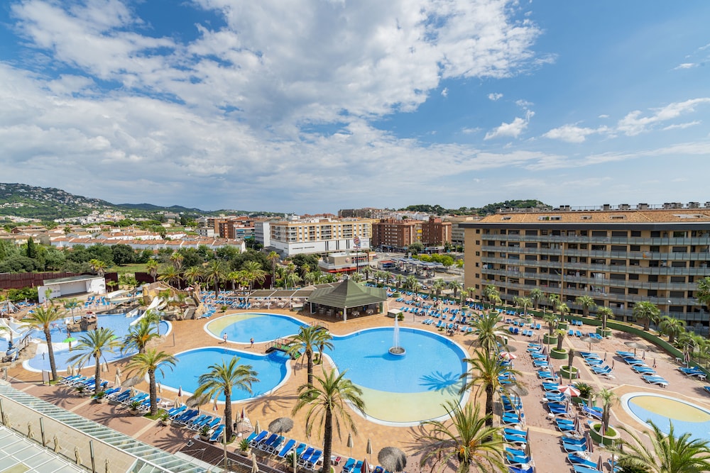 Costa Encantada Suites & Resort — Swimming pool in Lloret de Mar, Catalonia