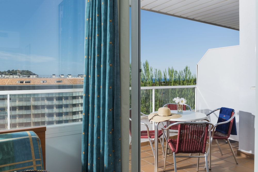 Costa Encantada Suites & Resort — Hotel rooms in Lloret de Mar, Catalonia