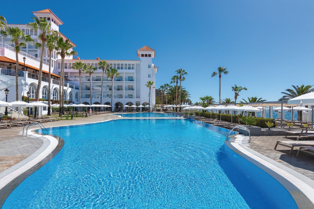 Hotel Riu Madeira - All Inclusive — Swimming pool in Santa Cruz, Madeira