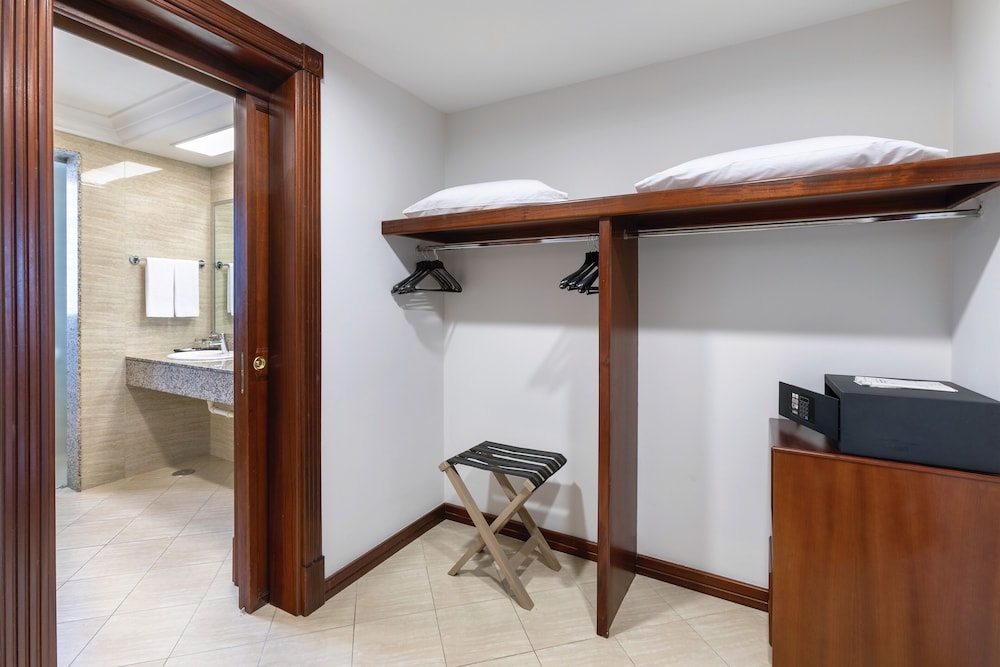 Hotel Riu Madeira - All Inclusive — Hotel rooms in Santa Cruz, Madeira