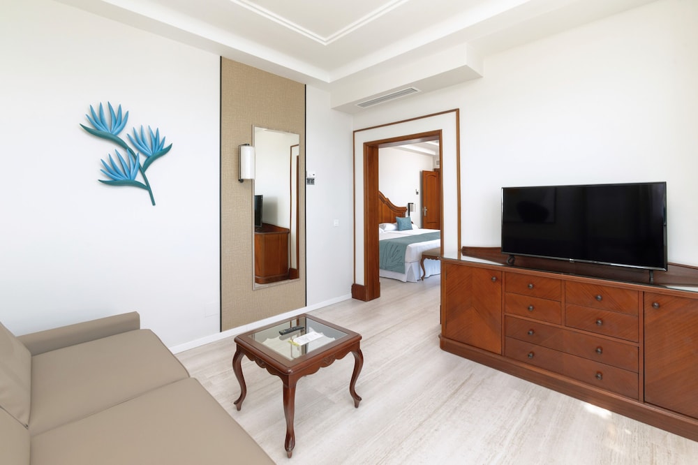 Hotel Riu Madeira - All Inclusive — Hotel rooms in Santa Cruz, Madeira