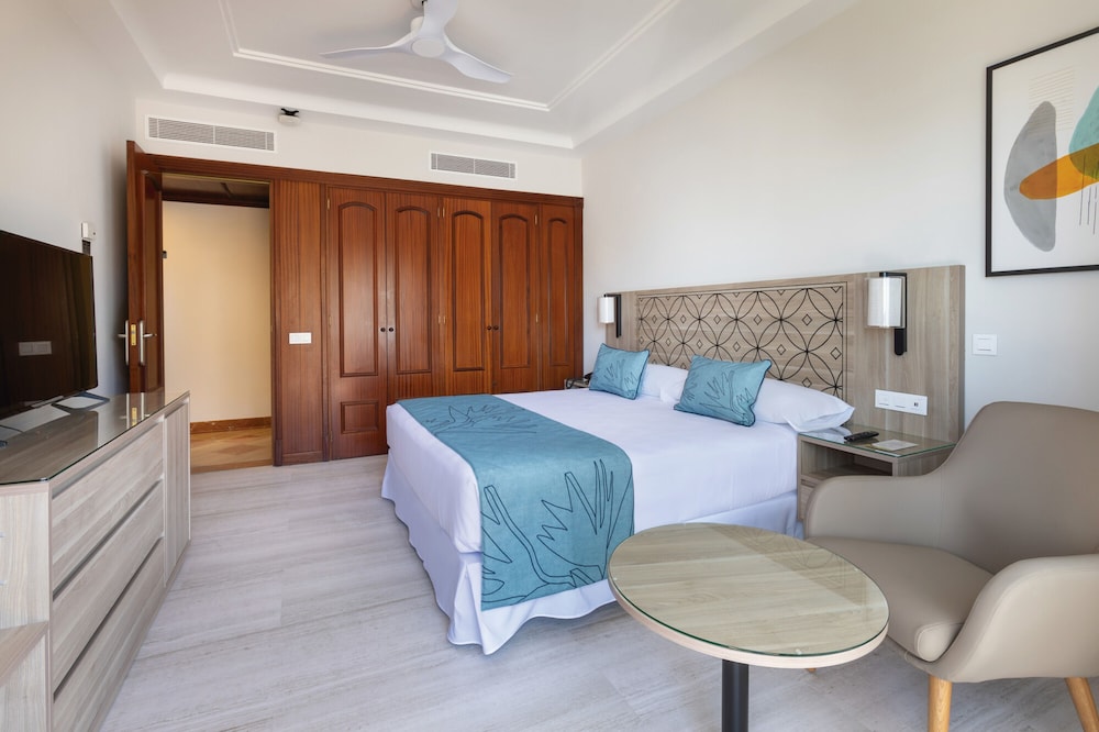 Hotel Riu Madeira - All Inclusive — Hotel rooms in Santa Cruz, Madeira