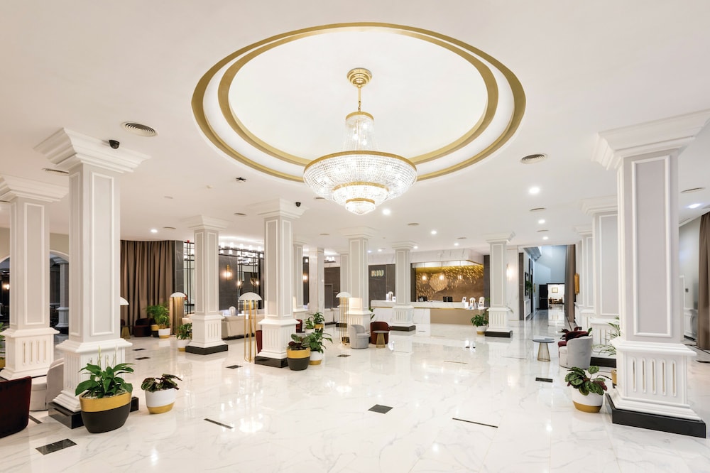 Hotel Riu Madeira - All Inclusive — Hotel building in Santa Cruz, Madeira