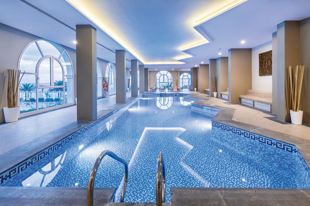 Hotel Riu Madeira - All Inclusive — Swimming pool in Santa Cruz, Madeira