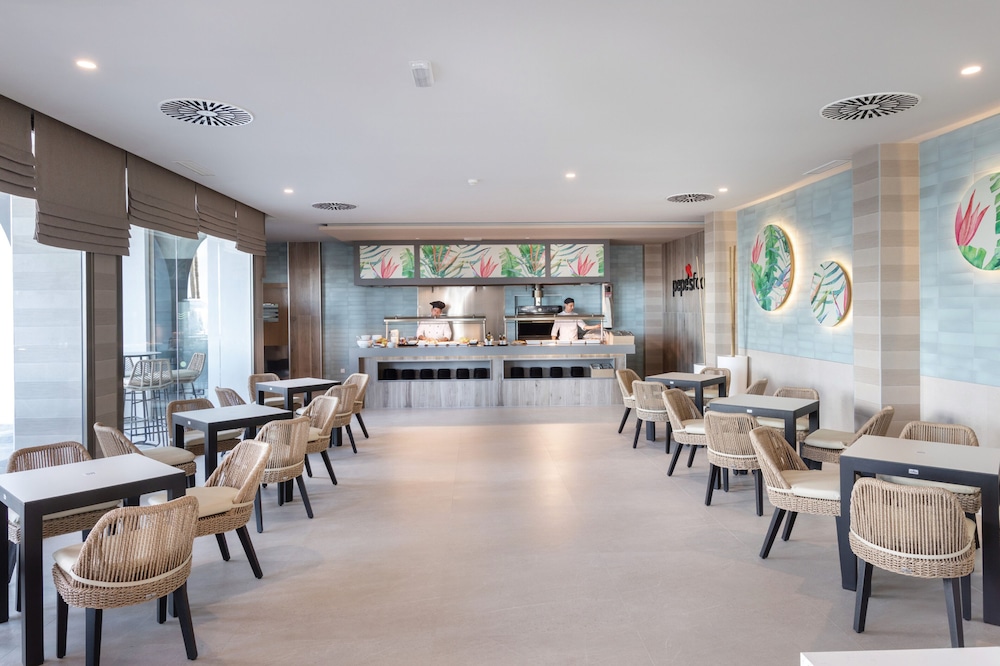 Hotel Riu Madeira - All Inclusive — Restaurant & bars in Santa Cruz, Madeira