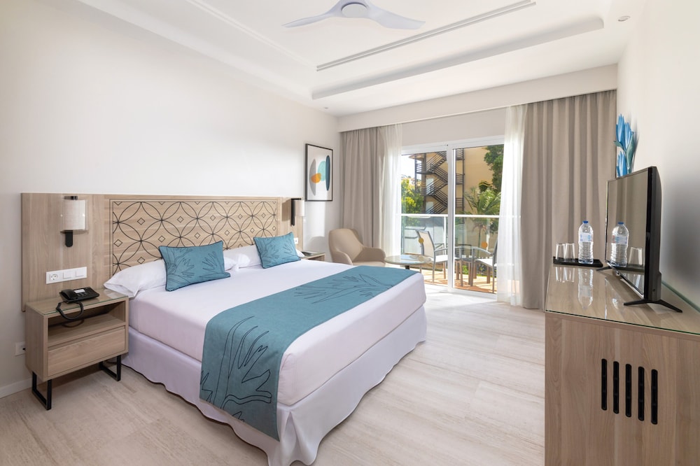 Hotel Riu Madeira - All Inclusive — Hotel rooms in Santa Cruz, Madeira