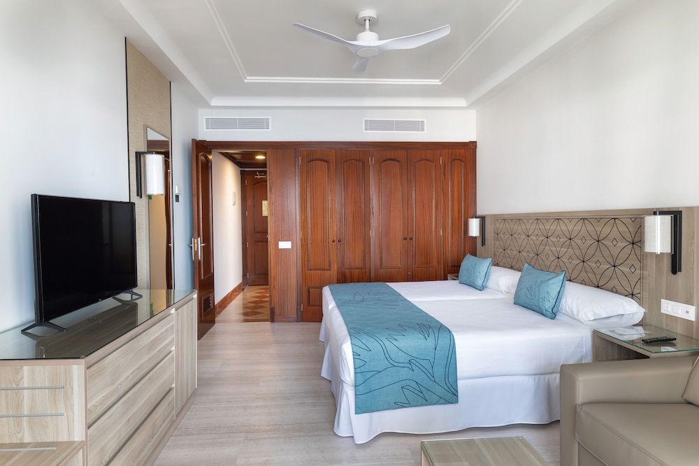 Hotel Riu Madeira - All Inclusive — Hotel rooms in Santa Cruz, Madeira