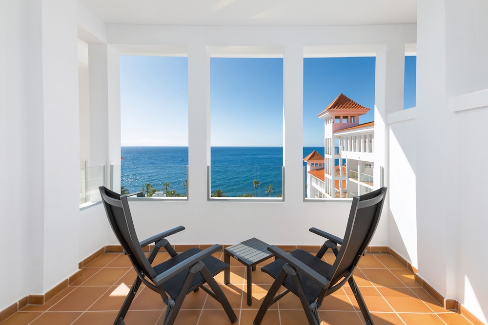 Hotel Riu Madeira - All Inclusive — Hotel rooms in Santa Cruz, Madeira