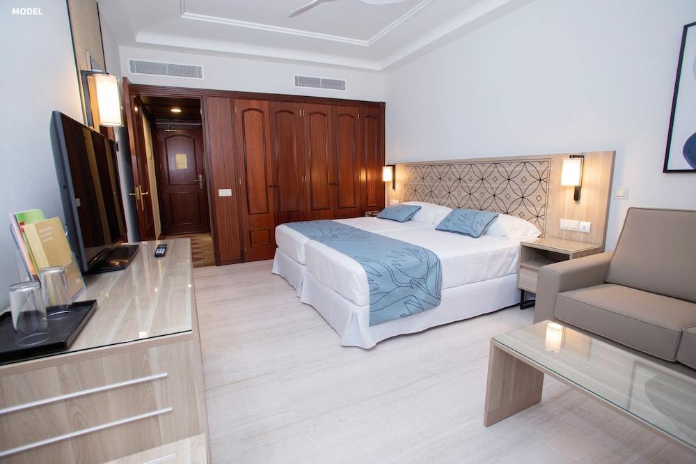 Hotel Riu Madeira - All Inclusive — Hotel rooms in Santa Cruz, Madeira