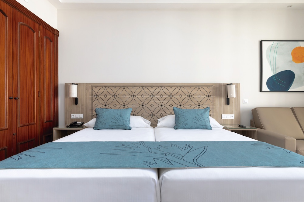 Hotel Riu Madeira - All Inclusive — Hotel rooms in Santa Cruz, Madeira
