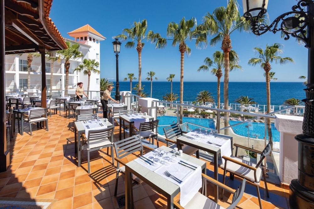Hotel Riu Madeira - All Inclusive — Restaurant & bars in Santa Cruz, Madeira