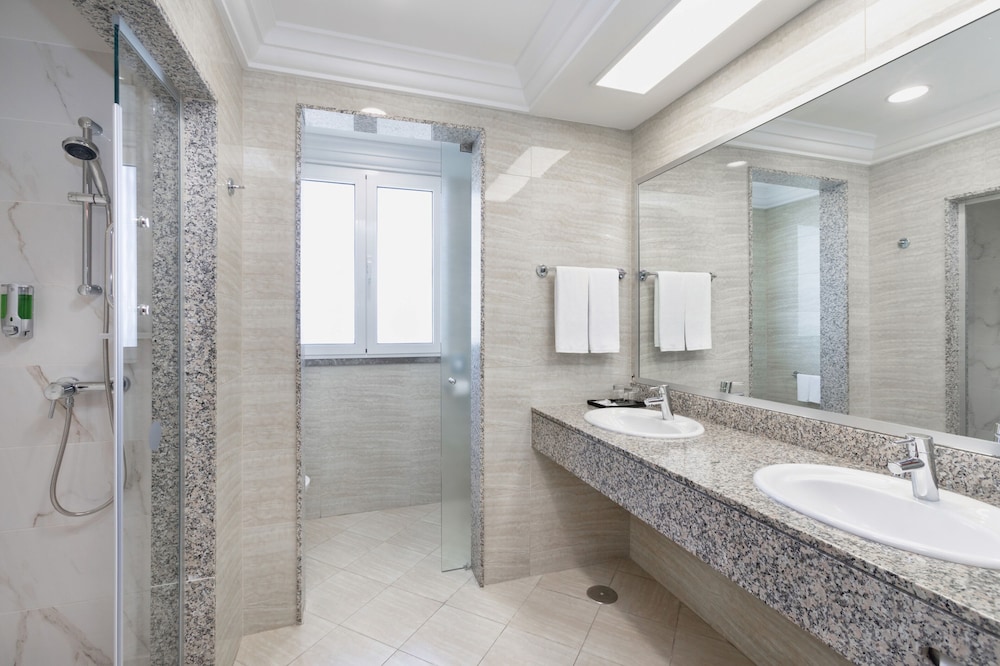 Hotel Riu Madeira - All Inclusive — Hotel rooms in Santa Cruz, Madeira