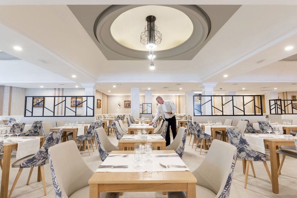 Hotel Riu Madeira - All Inclusive — Restaurant & bars in Santa Cruz, Madeira