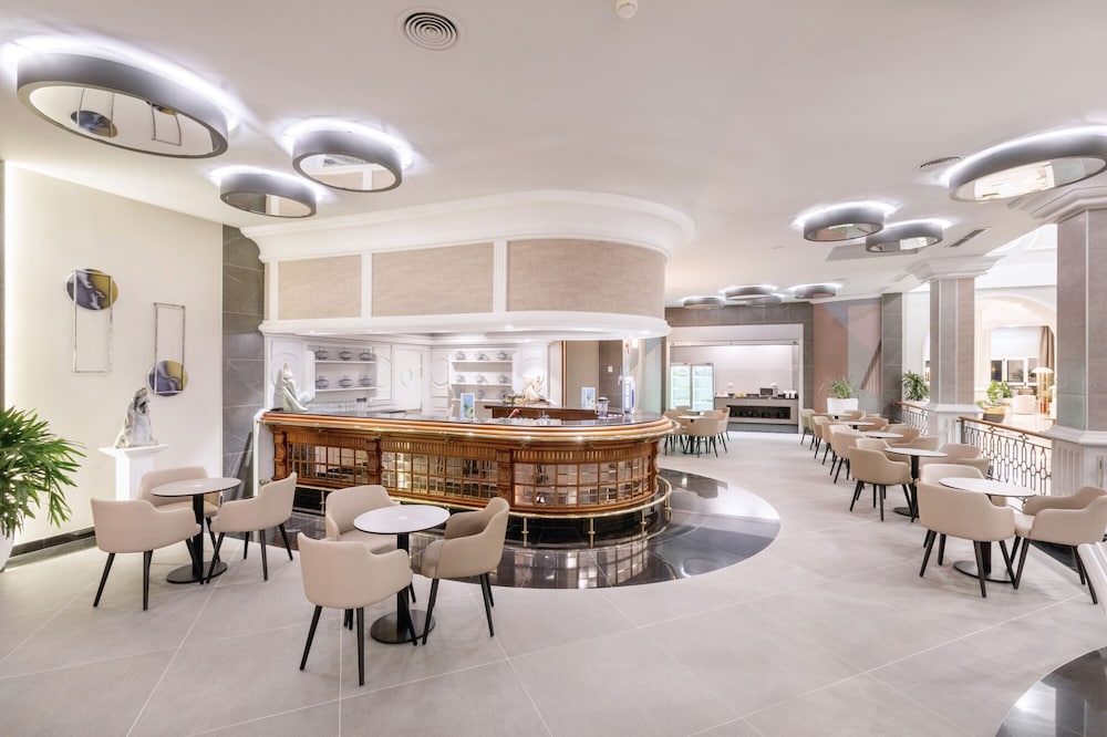 Hotel Riu Madeira - All Inclusive — Restaurant & bars in Santa Cruz, Madeira