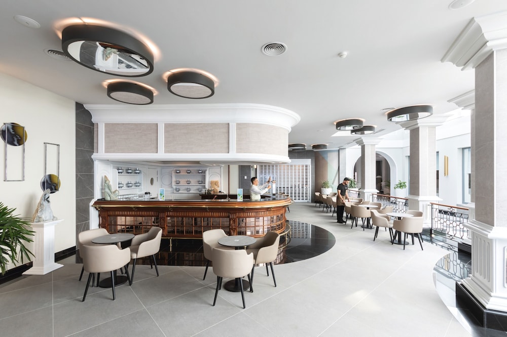 Hotel Riu Madeira - All Inclusive — Restaurant & bars in Santa Cruz, Madeira