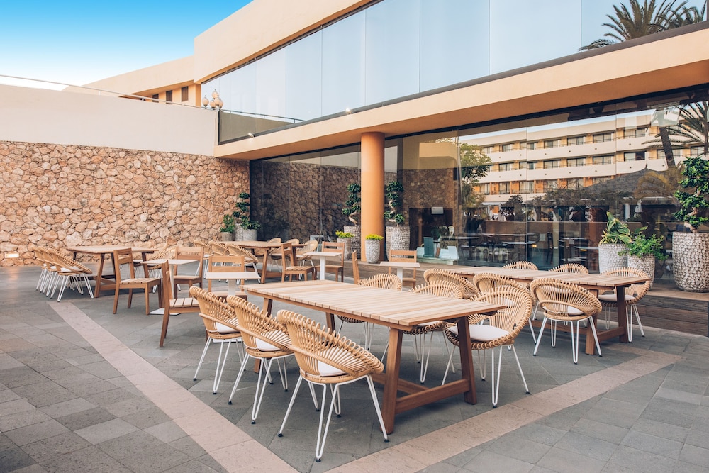 Iberostar Waves Playa Gaviotas -All Inclusive — Restaurant & bars in Esquinzo, Canary Islands