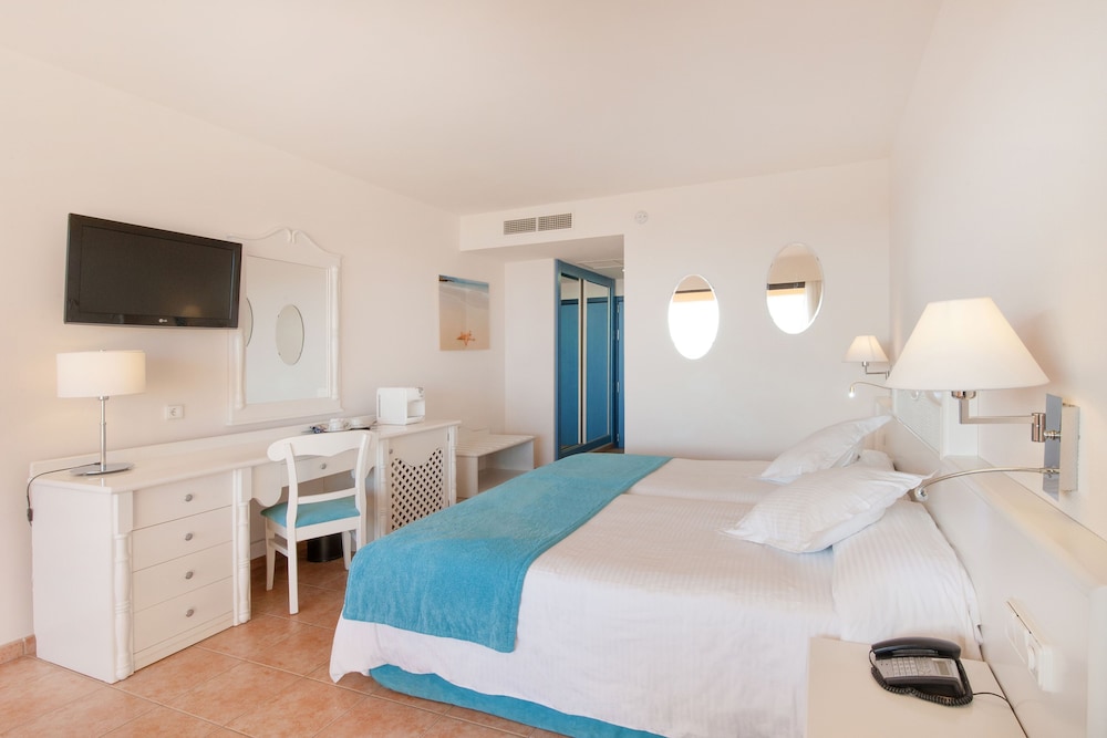 Iberostar Waves Playa Gaviotas -All Inclusive — Hotel rooms in Esquinzo, Canary Islands
