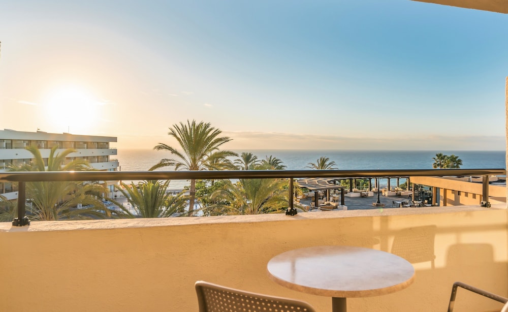 Iberostar Waves Playa Gaviotas -All Inclusive — Hotel building in Esquinzo, Canary Islands