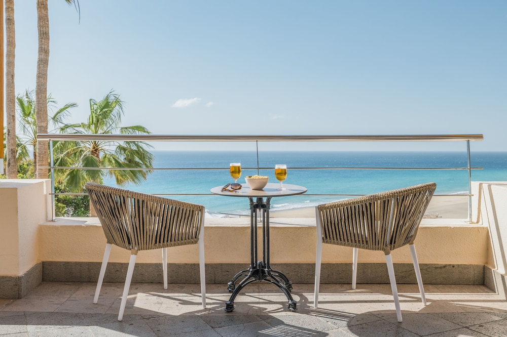 Iberostar Waves Playa Gaviotas -All Inclusive — Restaurant & bars in Esquinzo, Canary Islands