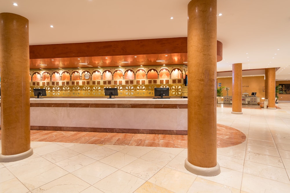 Iberostar Waves Playa Gaviotas -All Inclusive — Hotel building in Esquinzo, Canary Islands