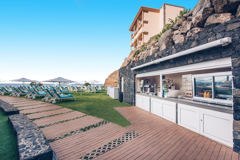 Iberostar Waves Playa Gaviotas -All Inclusive — Restaurant & bars in Esquinzo, Canary Islands