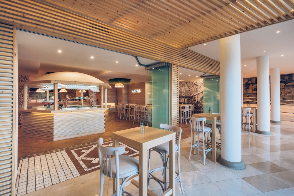Iberostar Waves Playa Gaviotas -All Inclusive — Restaurant & bars in Esquinzo, Canary Islands