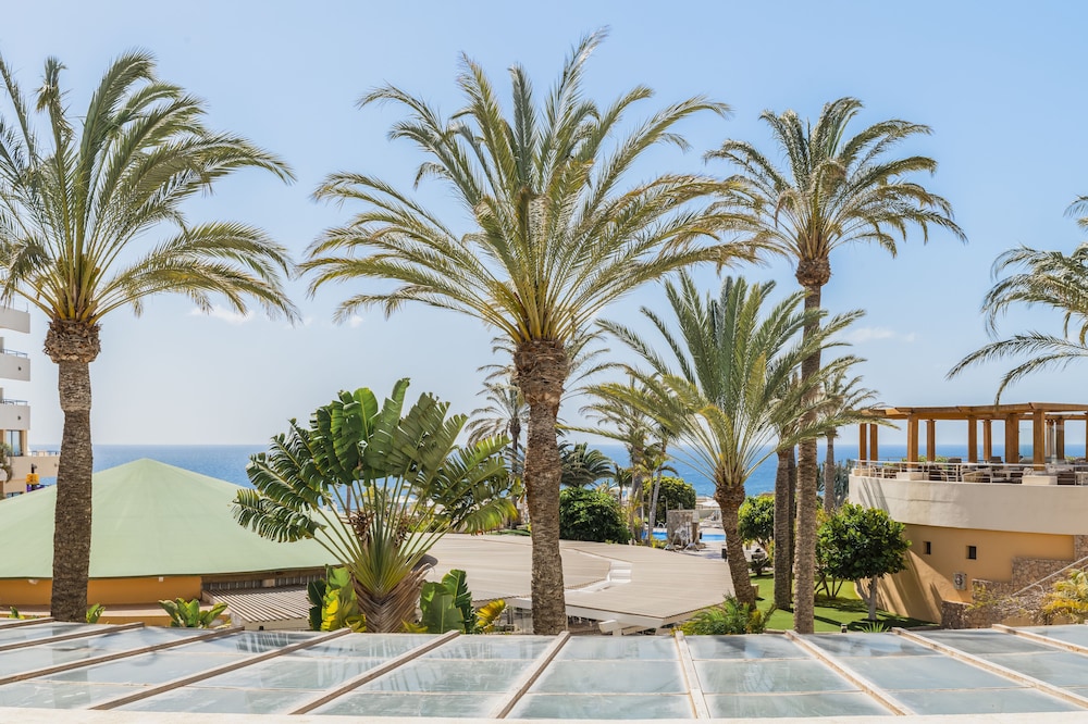Iberostar Waves Playa Gaviotas -All Inclusive — Hotel building in Esquinzo, Canary Islands