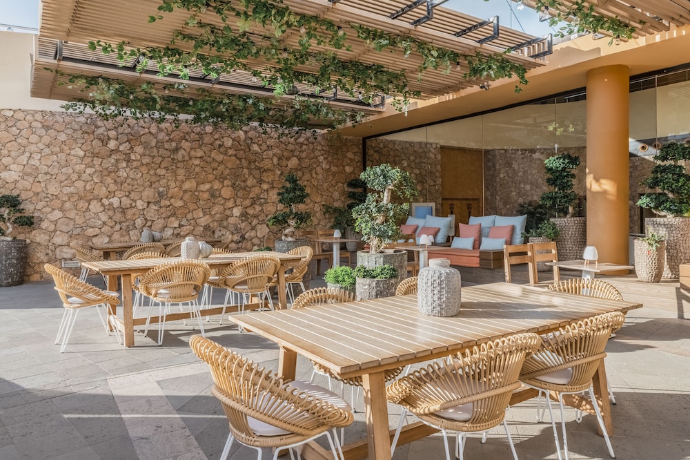 Iberostar Waves Playa Gaviotas -All Inclusive — Restaurant & bars in Esquinzo, Canary Islands