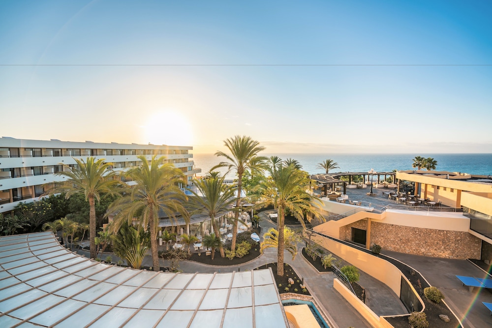 Iberostar Waves Playa Gaviotas -All Inclusive — Hotel building in Esquinzo, Canary Islands