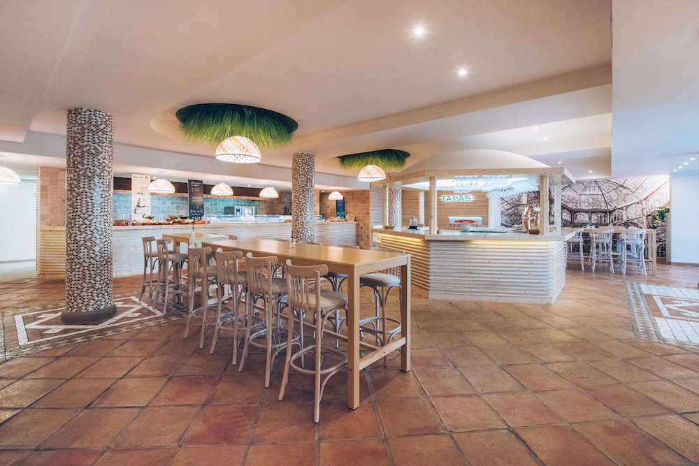 Iberostar Waves Playa Gaviotas -All Inclusive — Restaurant & bars in Esquinzo, Canary Islands