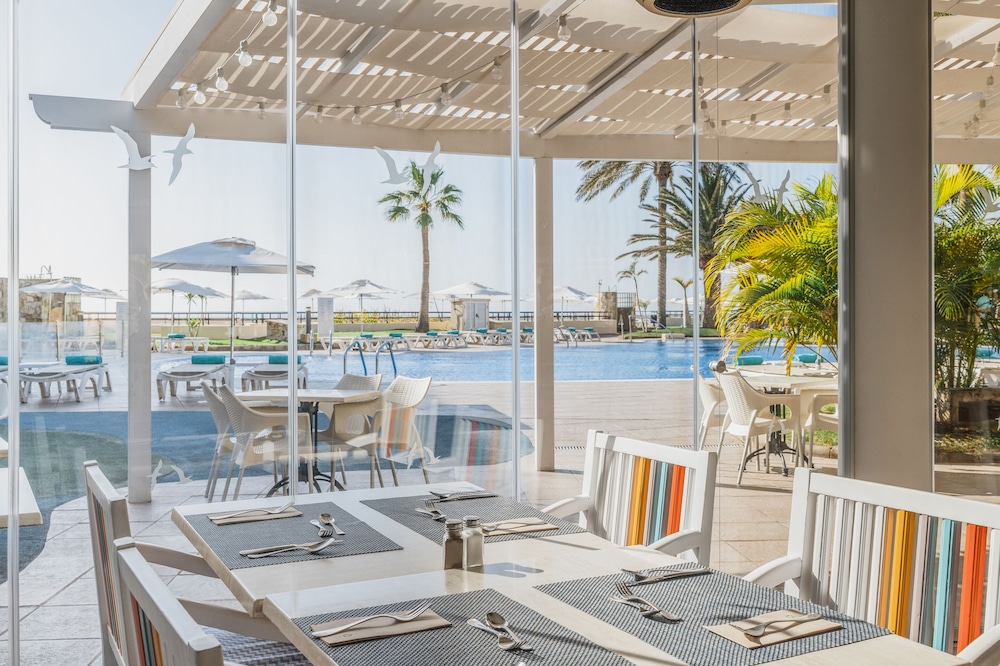 Iberostar Waves Playa Gaviotas -All Inclusive — Restaurant & bars in Esquinzo, Canary Islands