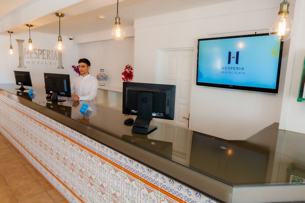 Apartamentos Hesperia Bristol Playa — Hotel building in Corralejo, Canary Islands
