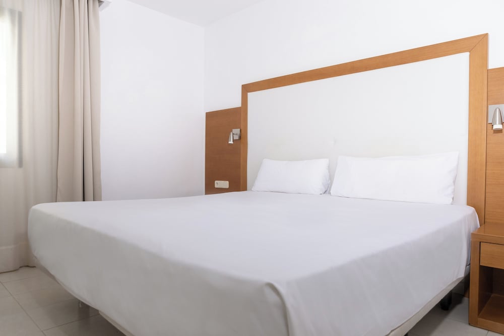 Apartamentos Hesperia Bristol Playa — Hotel rooms in Corralejo, Canary Islands